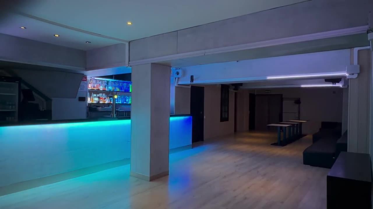 Sala Fontana con iluminación LED: ambiente turquesa