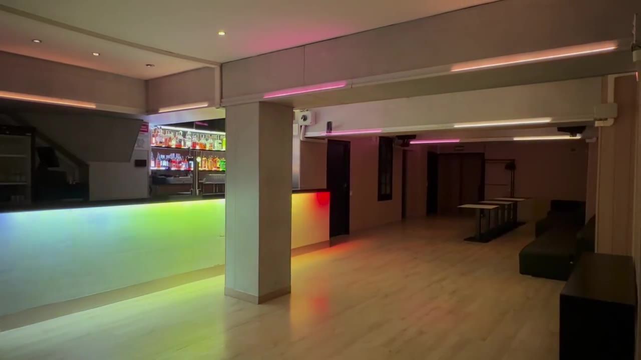 Sala Fontana con iluminación LED: ambiente arcoíris